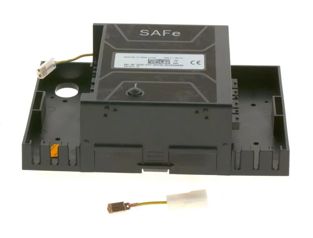 Schwarzes Gehäuse mit der Aufschrift "SAFe" von Bosch, enthält elektronische Komponenten und Kabelanschlüsse, möglicherweise für ein technisches Gerät oder eine Steuerungseinheit.